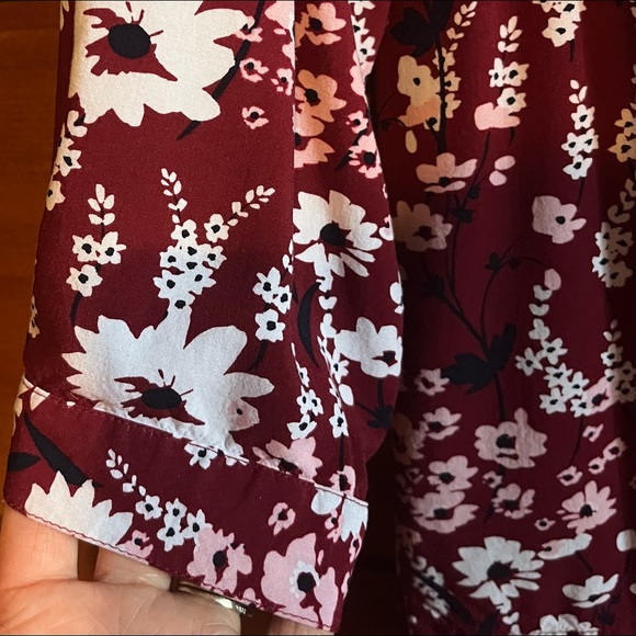 Crown & Ivy Floral Blouse - Picture 4 of 5